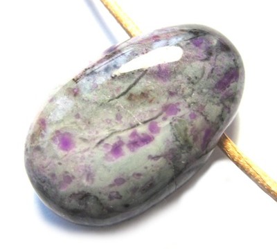 Trommelstein gebohrt Sugilith in Matrix B