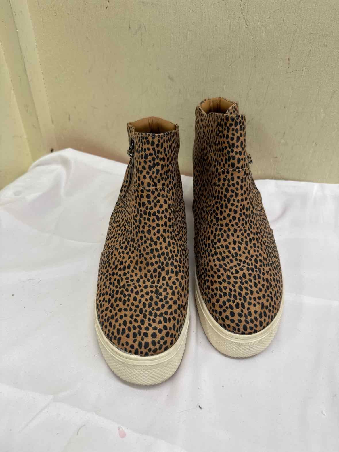 Universal Thread Women's Size 8 leopard print Boo… - image 2