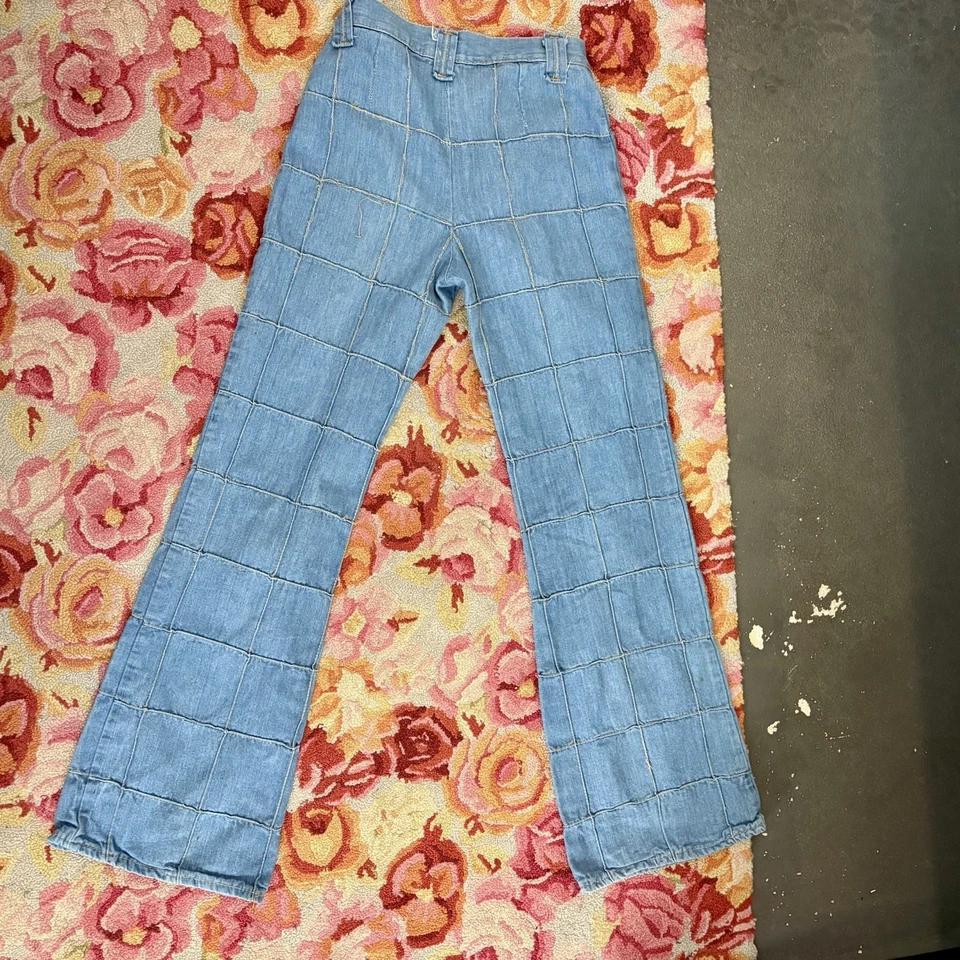 Pantalones de mezclilla acampanados con parte inferior campana retazos hechos a mano vintage de los años 70 para mujer talla 26 Foto 2 de 4
