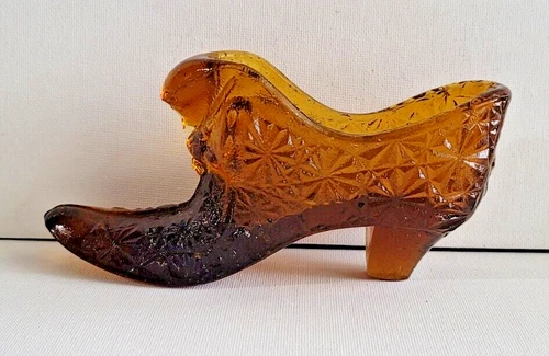 VINTAGE FENTON DAISY AND BUTTON CAT'S HEAD AMBER GLASS SHOE
