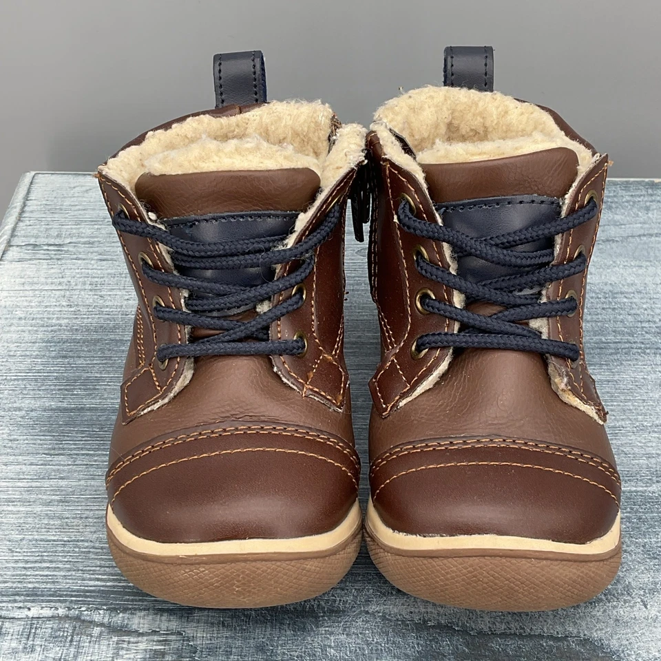 Botas forradas de piel sintética Jumping Beans para niño marrón talla 7M Foto 3 de 4