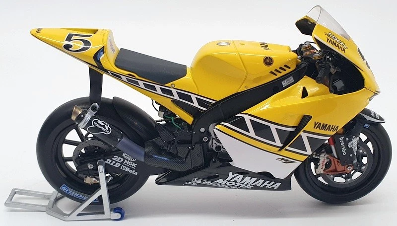 Motocicleta Minichamps escala 1/12 122053095 - Yamaha YZR M1 C Edwards Laguna 2005 Foto 3 de 4