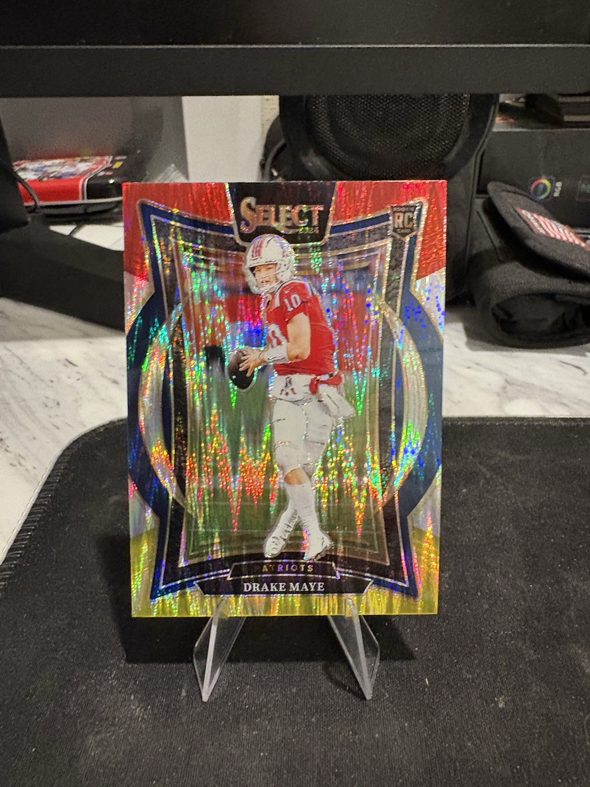 2024 Panini Select - Concourse Drake Maye #27 Red & Yellow Shock Prizm (RC)