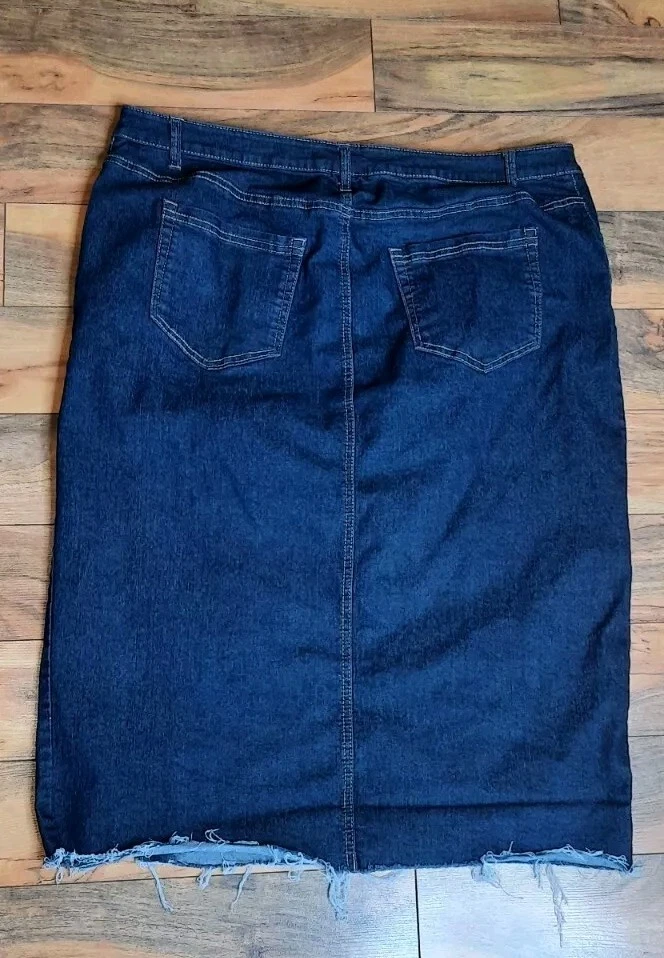 Falda midi deshilachada con dobladillo crudo de mezclilla 24/7 talla grande 20 W azul lavado oscuro Foto 3 de 4
