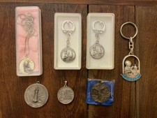LOTTO 7 OGGETTI RELIGIOSI - 3 PORTACHIAVI, 3 MEDAGLIE e 1 COLLANINA