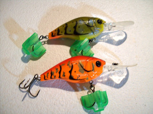 2 SHARP 6TH SENSE DIVING FISHING LURES IN GREEN & REDORNG CRAW FINISHES