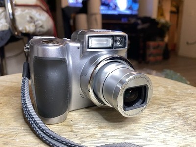 Kodak EasyShare Z700 Compact Digital Camera 4.0MP 5X Optical Zoom