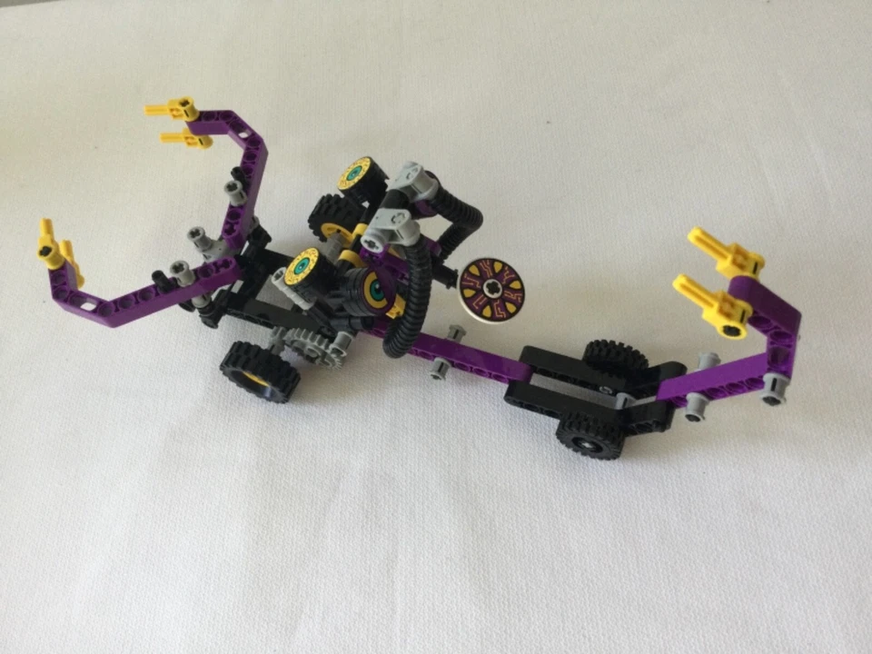 LEGO Technic 8245 Robot's Revenge, photo 2 sur 4