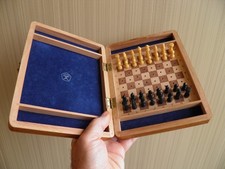 Scacchi da viaggio vintage. Scacchiera in plastica e tavola in legno. Set scacchi anni 70-80 URSS.