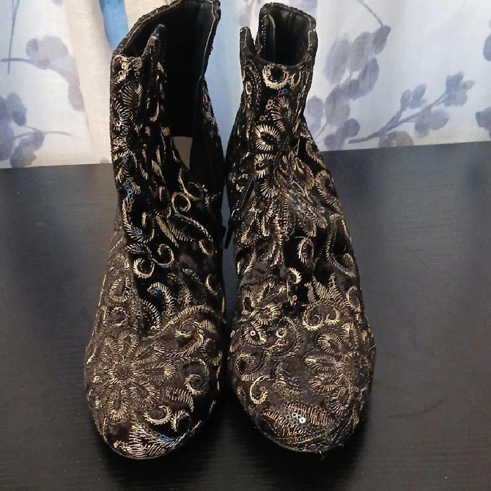 Botines Aldo elegantes bordados negros y dorados Foto 2 de 4