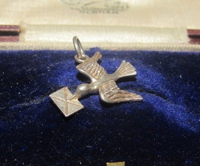 Vintage Sterlingsilber fliegender Vogel trägt Liebesbrief Armband Charm Anhänger