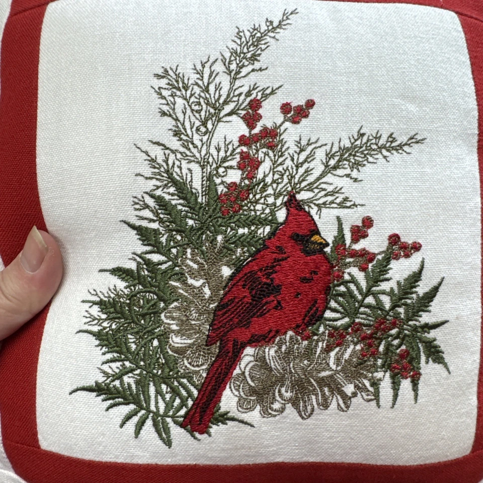 Travesseiro - Cardinal bordado 10" X 10" por Park Designs Christmas - Imagem 2 de 4
