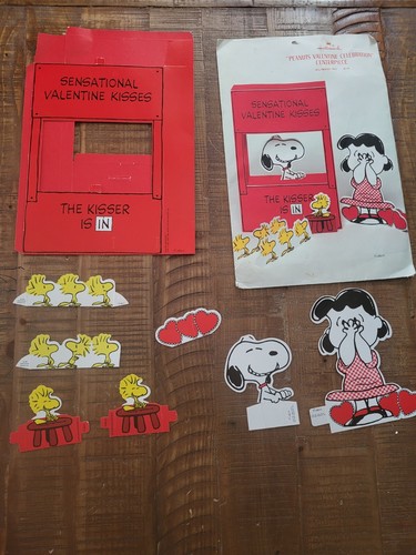 Vintage Hallmark 1960's Peanuts Valentine Kisses 10 1/2" Centerpiece Snoopy Lucy