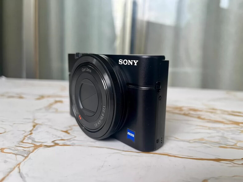 SONY Cyber-Shot DSC-RX100 20.2 MP Digital Camera Zeiss 28-100mm F1