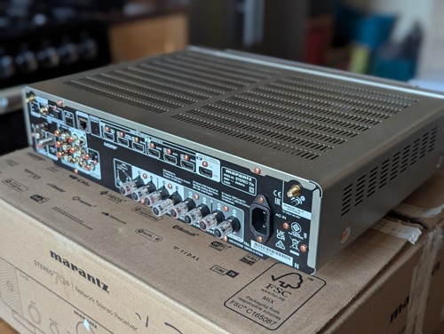 Marantz Cinema anni 70 argento slimline AV ricevitore surround 7,2 canali 8K NUOVO - Foto 5 di 8