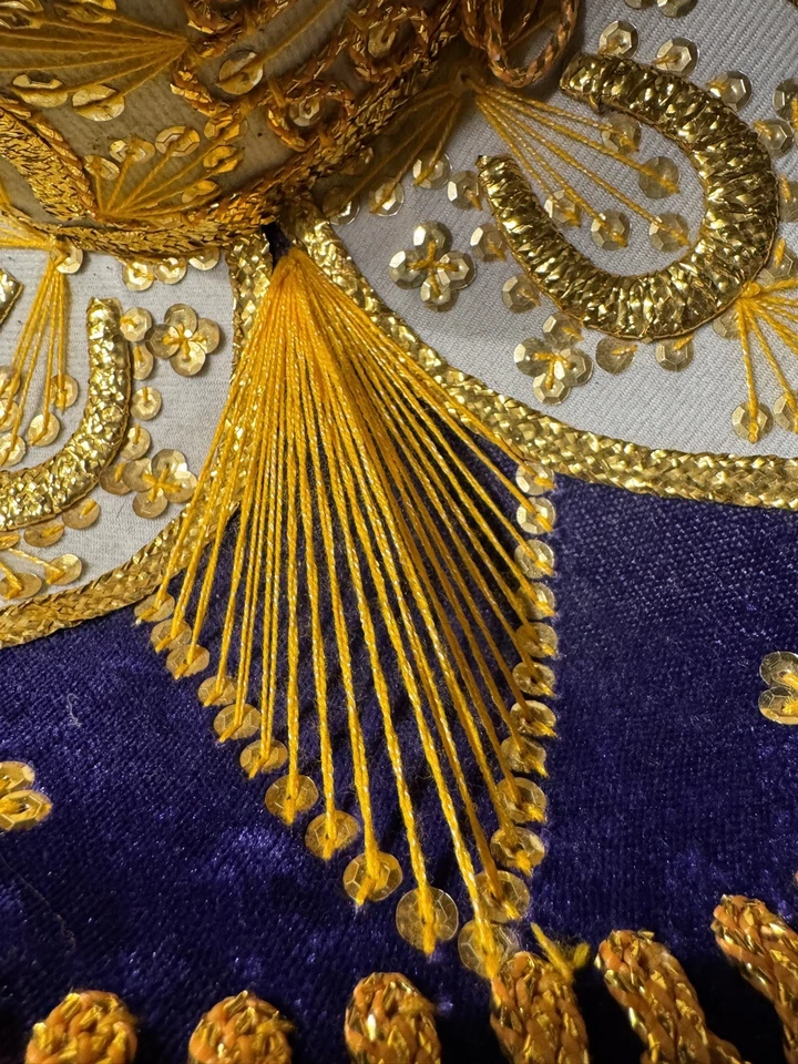 PIGALLE Lucky Horseshoe 7XXXXXXX México SOMBRERO DORADO Y MORADO TERCIOPELO MARIACHI  Foto 4 de 4