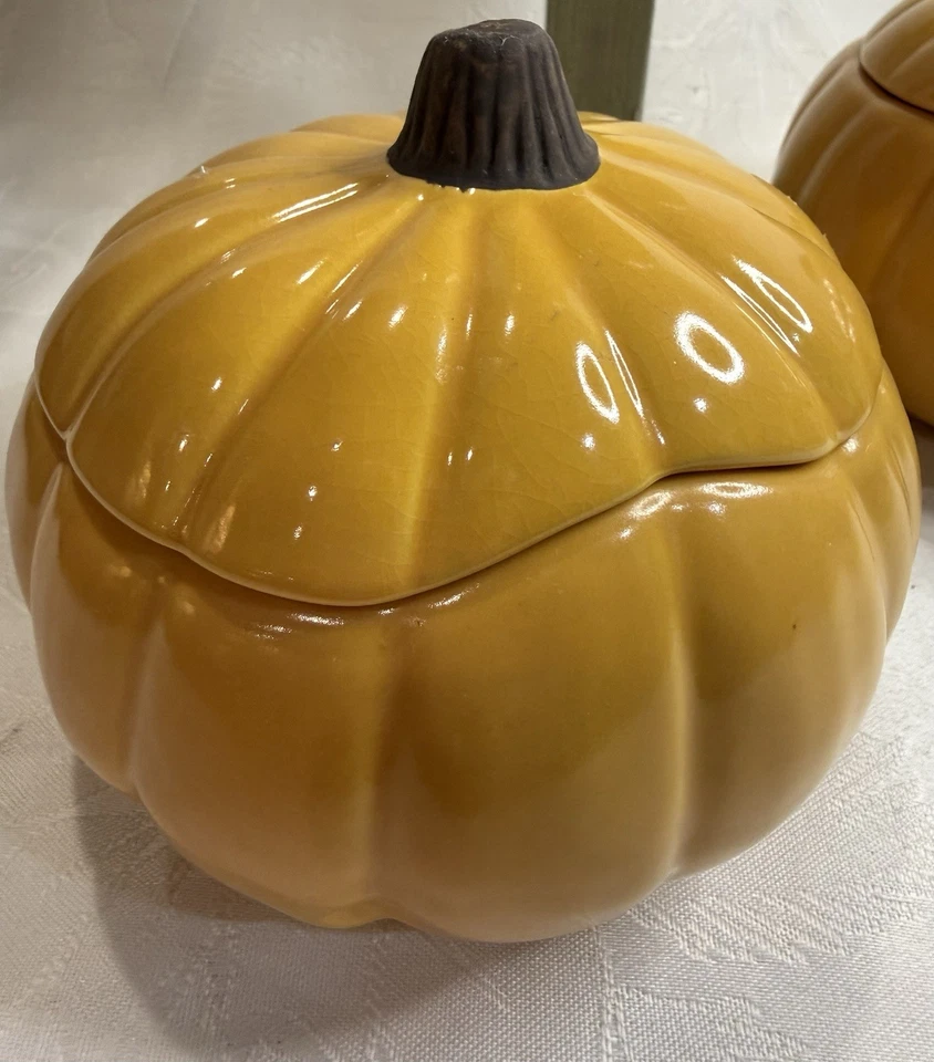 Juego de tres cuencos Williams Sonoma PUMPKIN con tapas Foto 3 de 4