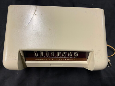 1946 RCA VICTOR BAKELITE TAN TUBE RADIO MODEL 65X2 WORKS PICKS UP