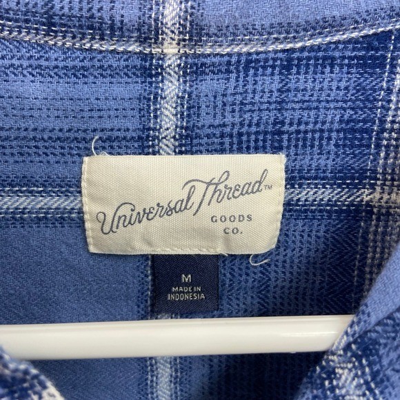 EUC Universal Thread women's blue button down cot… - image 4