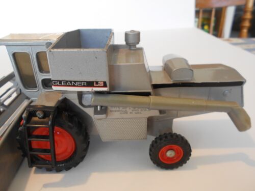 Vintage 1982 Ertl 1:32nd Scale Allis Chalmers Gleaner L3 Combine, #1207, Used - Picture 3 of 19