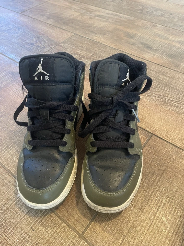 Niños/Niños Air Jordan 1 Mid GS - Negro, Mediano Oliva, Blanco, Talla 4Y - Nuevo Foto 2 de 4