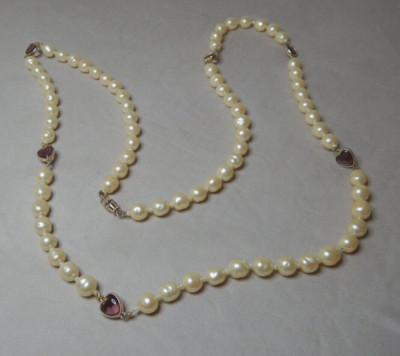 VINTAGE PEARL NECKLACE WITH MULTIPLE PURPLE GLASS HEART LINKS 88cm LONG