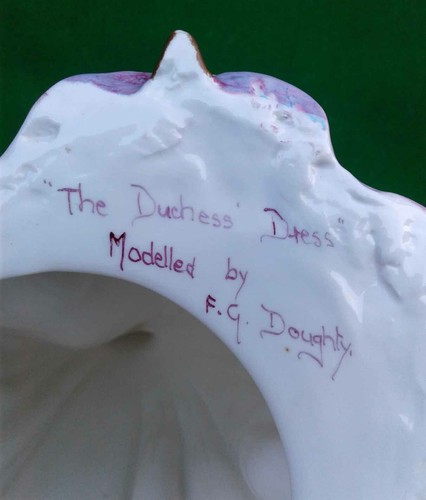 ROYAL WORCESTER - THE DUCHESS' DRESS (HUGE) - RW3106 - FREDA DOUGHTY. - Picture 11 of 12