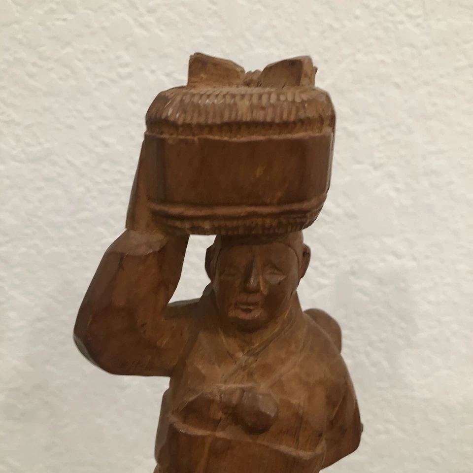 Antigua estatua primitiva de madera mujer/hombre cesta de transporte/agua y niño asiático Foto 2 de 4