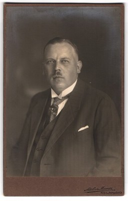 Fotografie Atelier Mumm, Kiel, Bergstr. 13, Stattlicher Herr im Anzug mit Oberl 