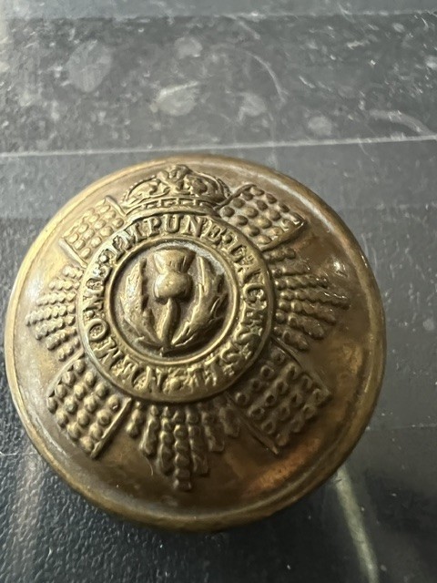 ENGLISH BRASS MILITARY COAT BUTTON FOR THE HIGHLAND LIGHT INFANTRY - GREAT PIECE