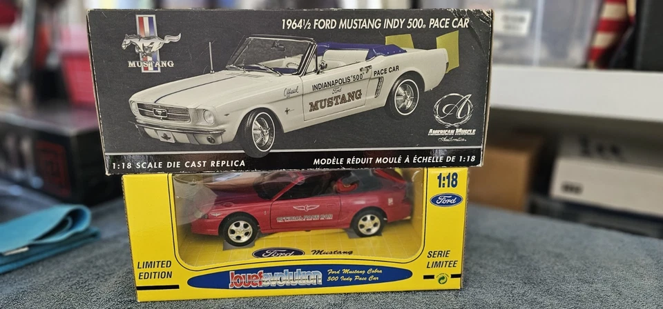 Ford Mustang Indy 500 Pace Car Convertible 1:18 Diecast Par 1964 y 1994 Foto 2 de 4