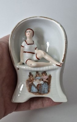 ART DECO PORZELLAN DAME SASS IM KAPUZENWACHSTUHL MIT TRANSFERDRUCK. 392