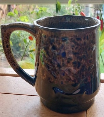 Hellbraune/dunkle tropfenglasierte Keramiktasse/Krug.