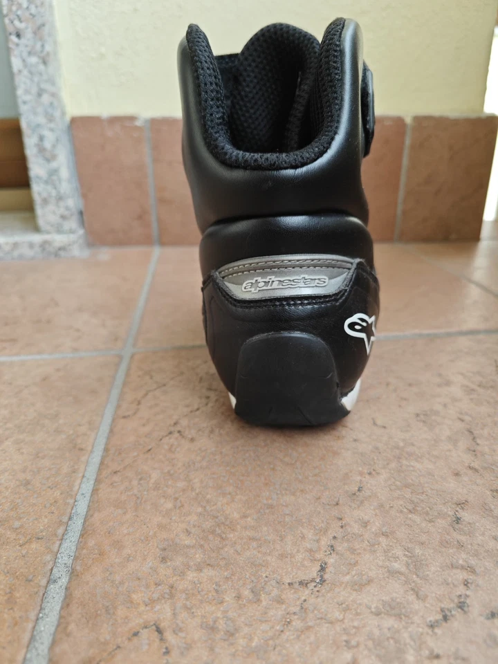 SCARPE ALPINESTARS SEKTOR MOTO STRADA 2023 NERO BIANCO PROTEZIONE CAVIGLIA PUNTA - Immagine 3 di 4