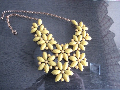 BIB STATEMENT NECKLACE 20\
