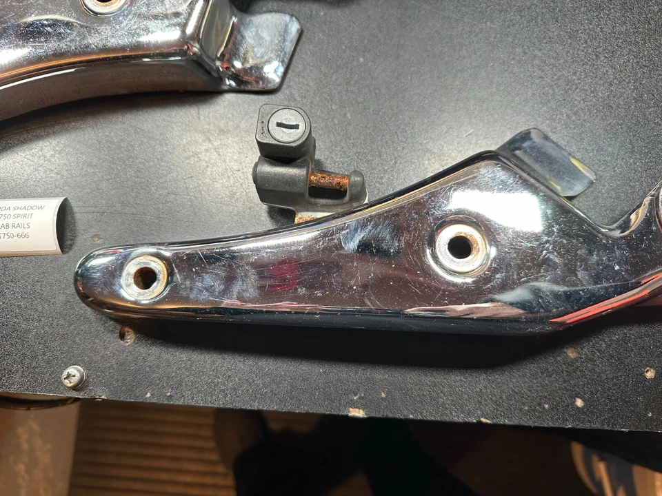 Rieles de agarre traseros Honda Shadow Spirit VT750DC 01-07 77330-MCL-000 Foto 2 de 4