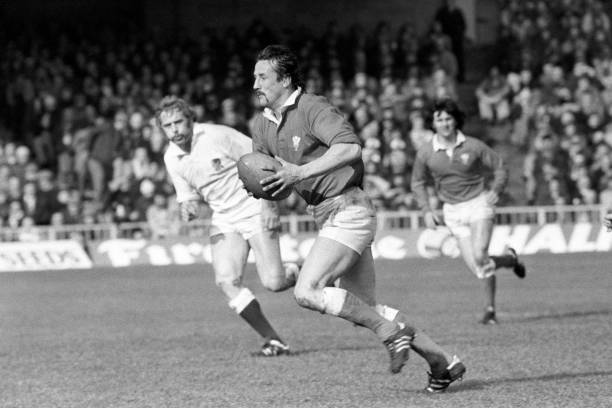 регби Gerald Davies Carries Ball For