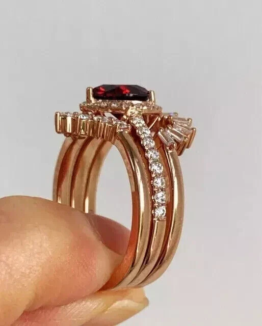 Juego de trío de anillos de boda 4,30 quilates creado corte corazón granate rojo acabado oro rosa 14K Foto 2 de 4