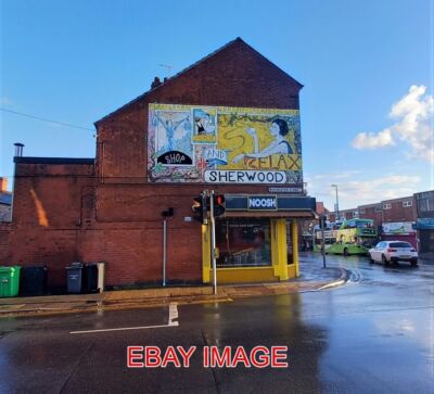 FOTO NOTTINGHAM SHERWOOD NACH EINEM REGENSCHAUER EIN FEUCHTER ABEND IN DEN VORORTEN VON