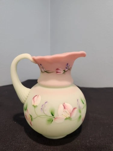 FENTON SIGNED 2004 "GOLD TREASURE COLLECTION" GREEN LOTUS MIST PITCHER VASE