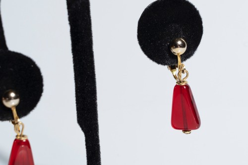 Vintage Fashion Clip-On Earrings - Gold Toned Clips with Retro Red Glass Beads - Picture 3 of 4