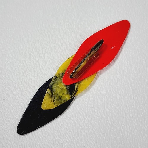 Broche prendedor vintage fino de plástico rojo negro amarillo remolino en capas - Imagen 3 de 5