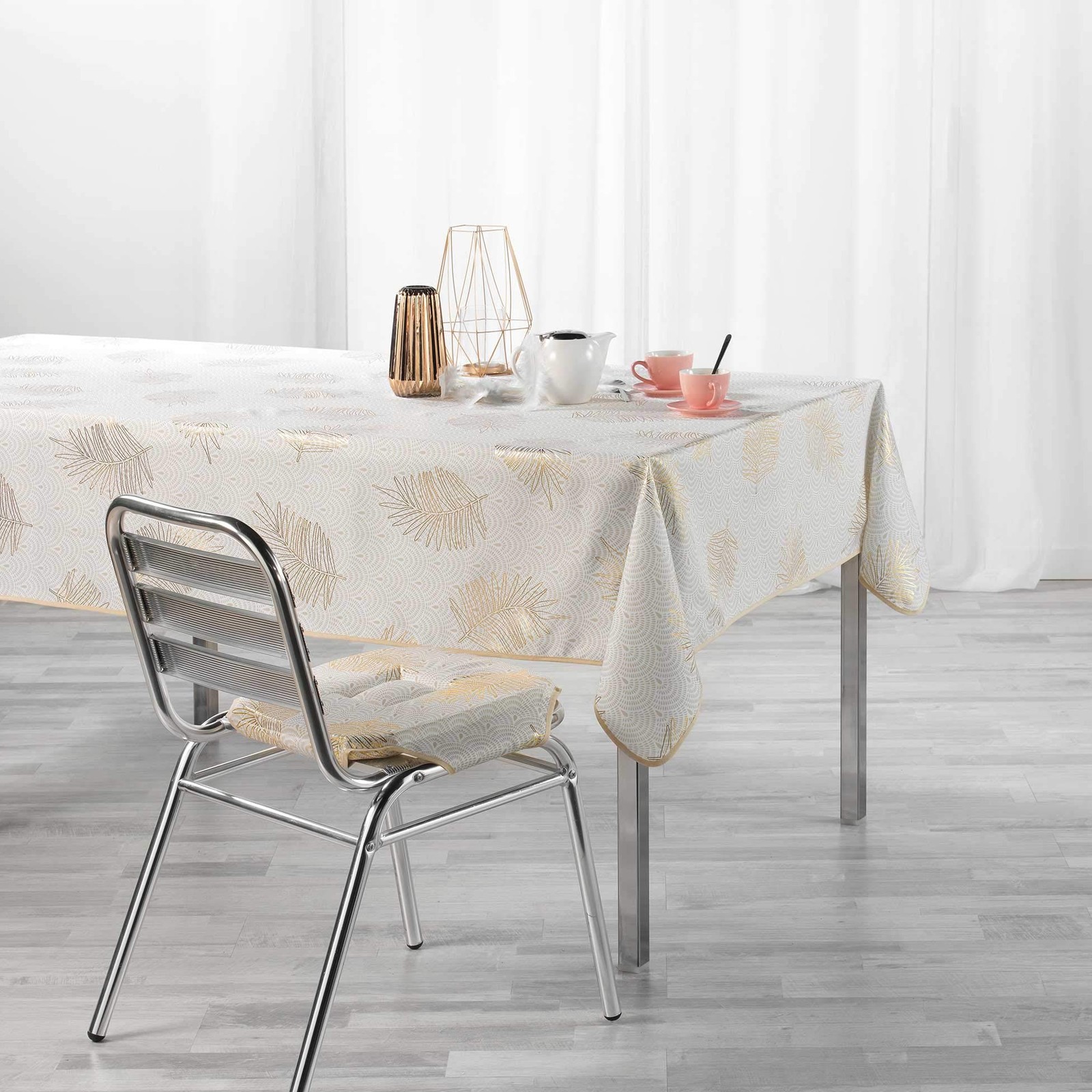 Nappe rectangle 145x240 cm dorée en polyester métallisé pour table de fête - 2