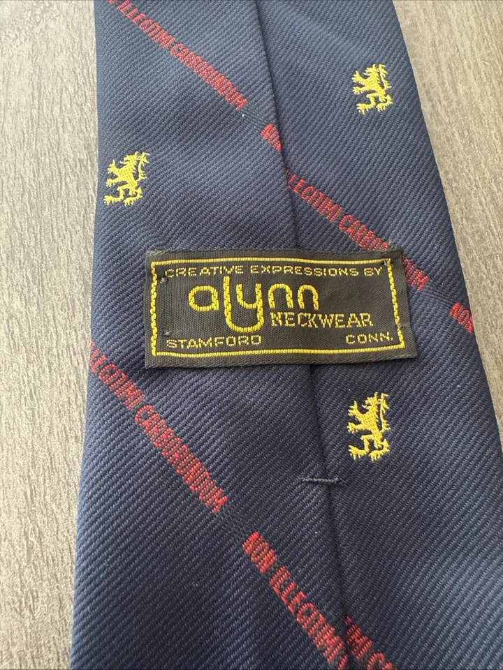 Gravata decote Alynn vintage anos 80 azul marinho padrão grifo 3x55 - Imagem 4 de 4
