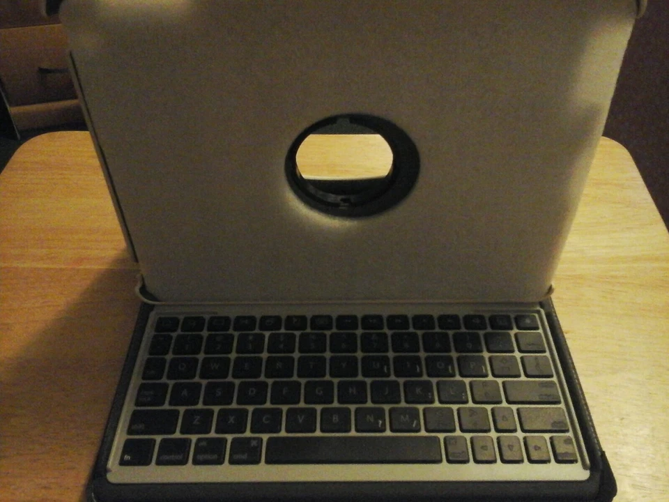 Contenido de la funda del teclado Targus teclado y funda Versace, cable de carga mini USB.  Foto 3 de 4