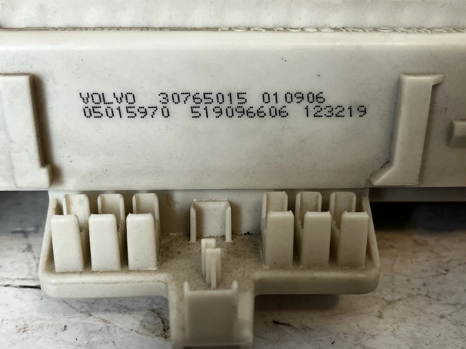 Modulo scatola fusibili centralina Volvo V50 / 30765015 - Immagine 3 di 3