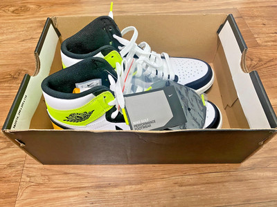 NIKE Jordan 1 Retro High OG Volt - Men's & Women's brand new one size US-5, 6.5