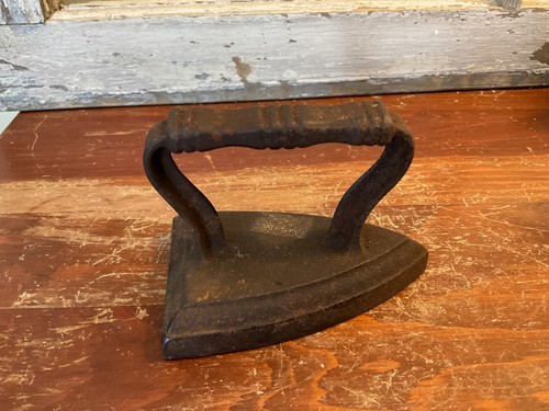 Antique Small Cast Iron Sad Iron 3 1/2” Long Weight 1 Pound