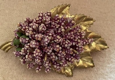 Blumen-Brosche goldfarben mit brombeerfarbigen Blüten -  6 x 4 cm