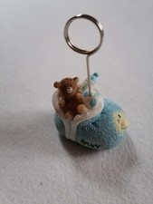 Deko-Baby-Schuh hellblau mit Verzierung und Stab mit Fotoklammer